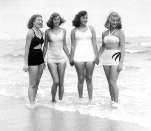 AquaMobile Swim presents the evolution of the swimsuit in 1940