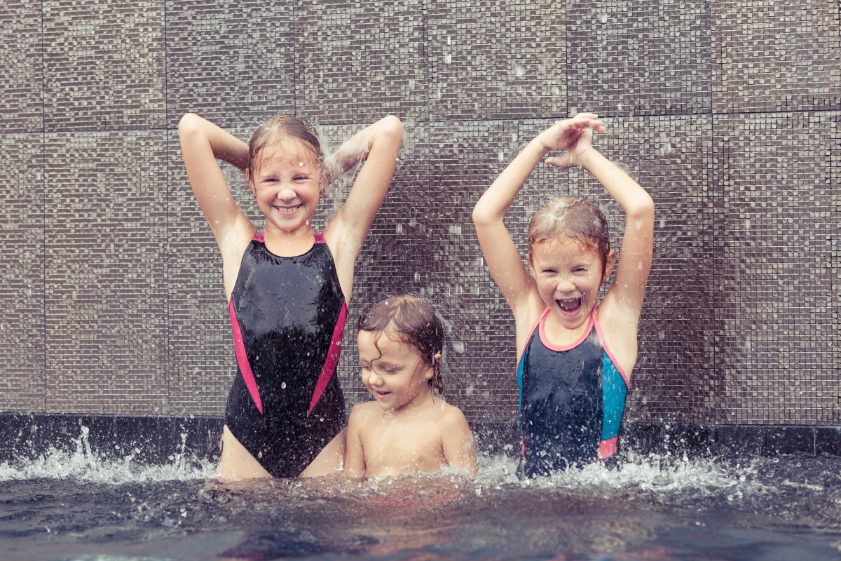 Мама друг бассейн. Радостные в бассейне. Радостные дети в бассейне фото на улице.
